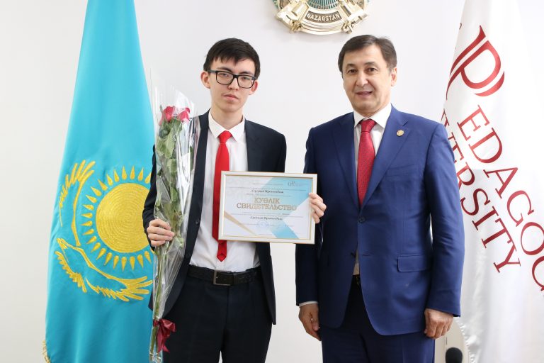 Облыс оқушылары  Павлодар  педагогикалық университеті ректорының білім гранттарына ие болды