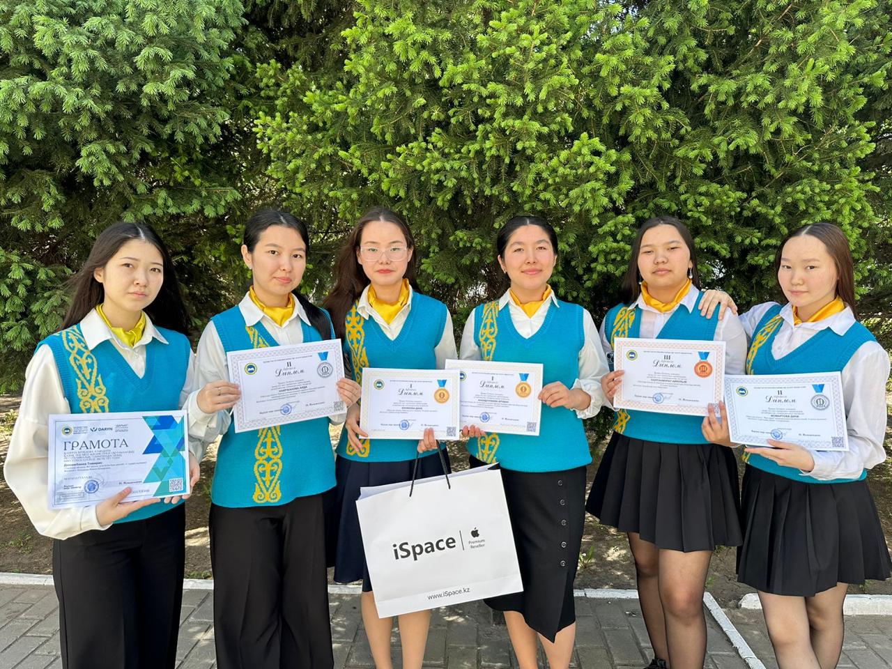 Тіл майталмандары жеңіспен оралды