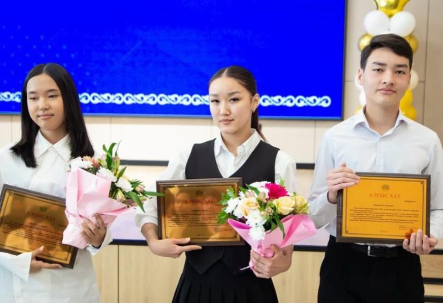 Жыныстық қатынас және тамақ Веб-камерада кеуделерді көрсету