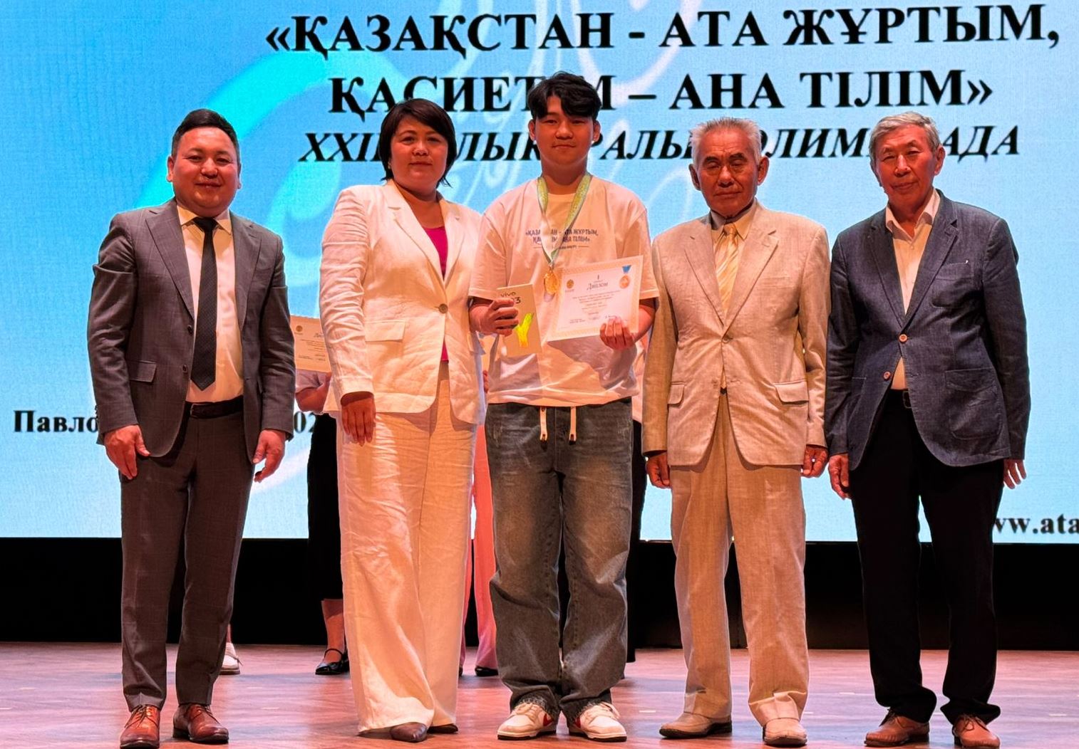 Порнодағы аналар мен қыздар Жапондық әйелді қынапта ұрып-соғып, тығып алады