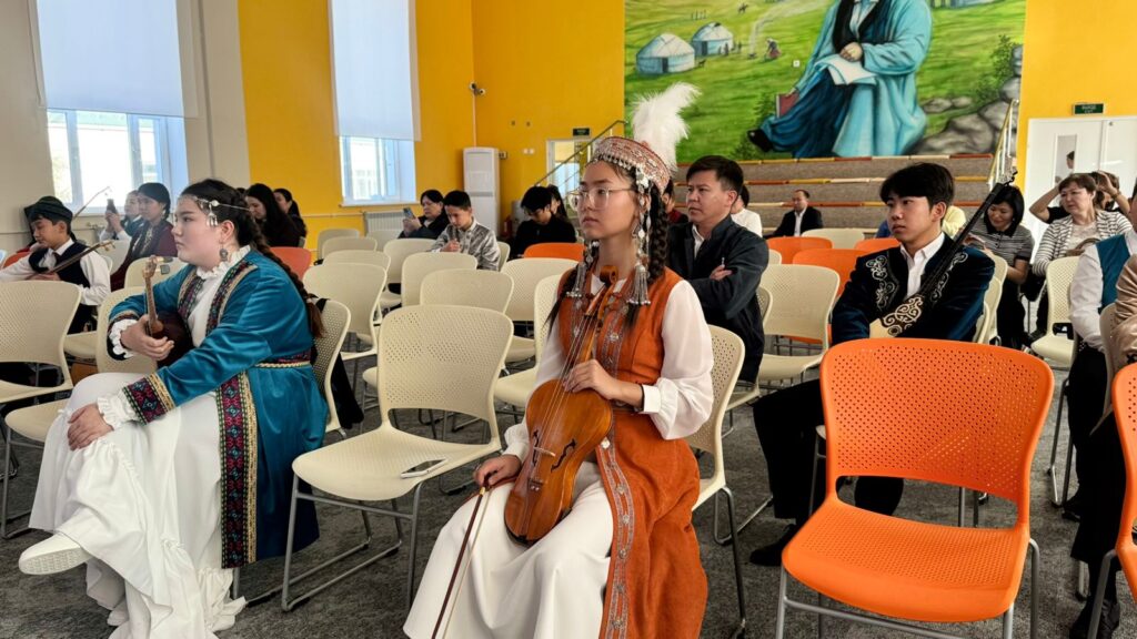 Аралас нәсілдегі қыздың эротикалық фотосессиялары Екі адамның бірге түскен эротикалық фотосуреттері